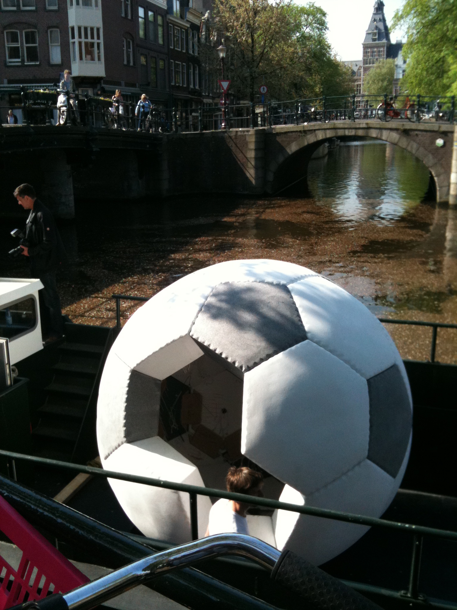 Enorme piepschuimen voetbal op de gracht.JPG